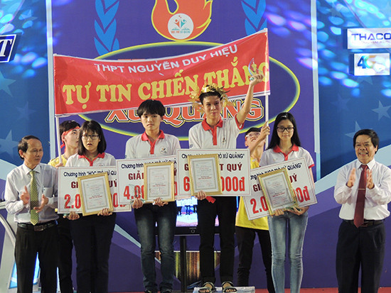 Ban tổ chức trao giải cho các thí sinh.