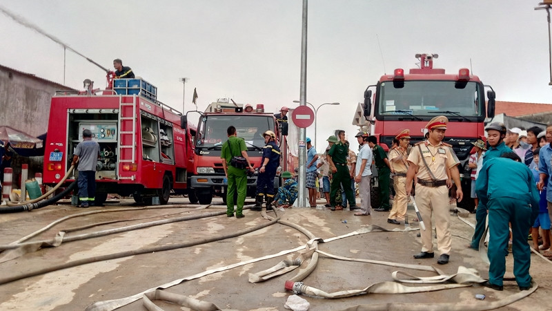 Lực lượng cảnh sát phòng cháy chữa cháy cùng 5 xe chữa cháy chuyên dụng và các lực lượng khác thực hiện chữa cháy lúc 7 giờ 30 phút. Ảnh: ĐOÀN ĐẠO