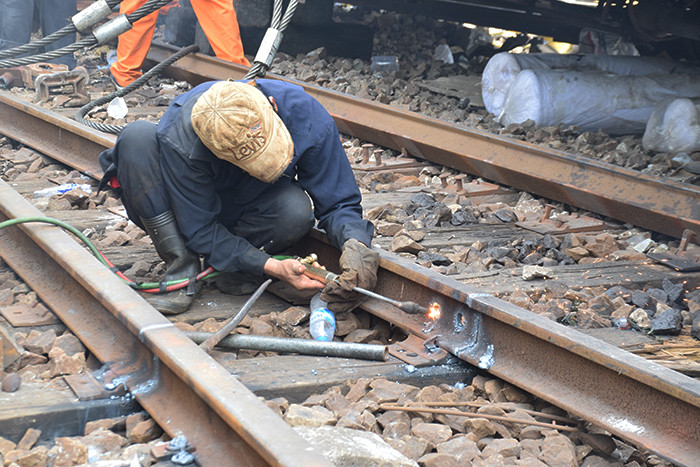 Nhân viên đường sắt đang nỏ lực sửa lại đường ray. Ảnh: THANH THẮNG