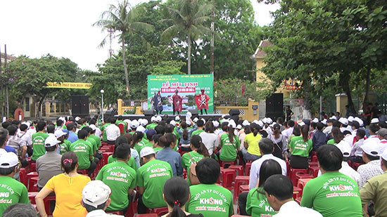 Đông đảo đại biểu tham gia lễ mít tinh tại Hội An. ảnh: Phan Sơn