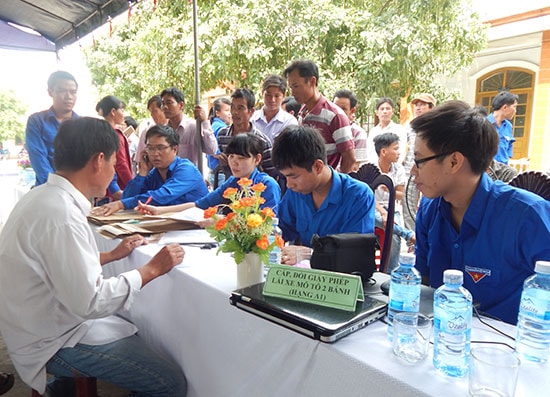  Tuổi trẻ Đoàn khối các cơ quan với hoạt động “Ngày thứ Bảy tình nguyện” tư vấn và giải quyết thủ tục hành chính cho nhân dân. Ảnh: H.CƯỜNG