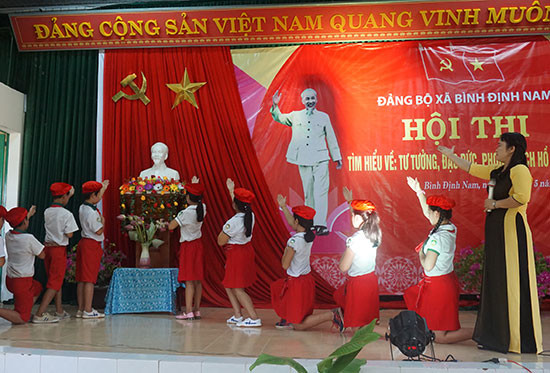 Lần đầu tiên tổ chức hội thi “Tìm hiểu về tư tưởng, đạo đức, phong cách Hồ Chí Minh” của Đảng bộ xã Bình Định Nam (Thăng Bình) đem lại hiệu quả thiết thực. Ảnh: B.T
