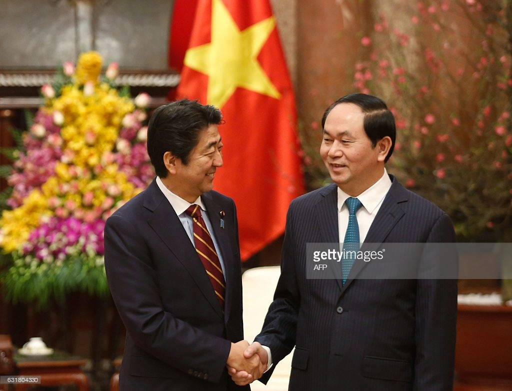 Thủ tướng Nhật Bản Shinzo Abe (trái) và Chủ tịch nước Trần Đại Quang. Ảnh: Getty Images