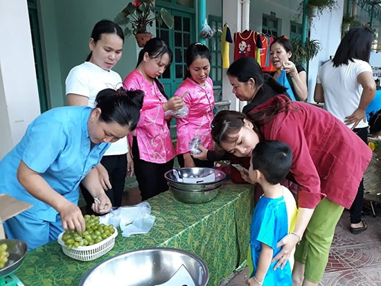 Phụ huynh Trường mẫu giáo Tam Ngọc tham gia hội xuân trong trường học cùng nhà trường. Ảnh: C.N