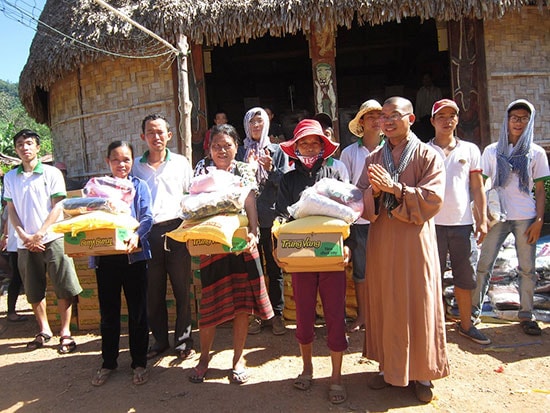 Đại đức Thích Viên Phước (chùa Bửu Đức) tặng quà đồng bào vùng cao Đông Giang. Ảnh: C.N