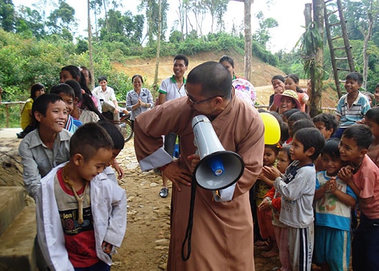 Nhiều chức sắc Phật giáo trong tỉnh thường xuyên kêu gọi, vận động nhà hảo tâm để thực hiện những chuyến từ thiện đến với vùng khó khăn. Ảnh: VINH ANH