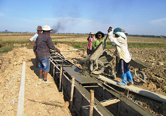 Những ngày qua, xã Quế Xuân 2 khẩn trương thi công nhiều tuyến kênh mương nhằm chủ động phục vụ sản xuất. Ảnh: N.S