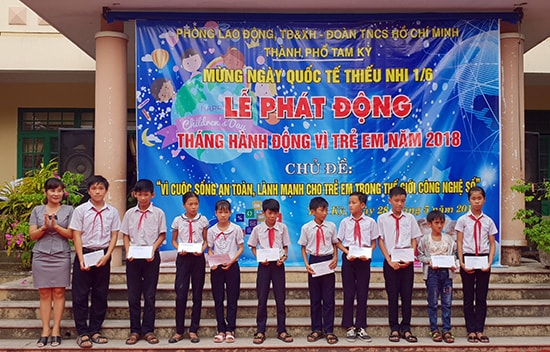 Lãnh đạo thành phố tặng quà cho học sinh khó khăn. Ảnh: Q.S