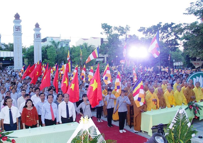 Lãnh đạo tỉnh và đông đảo các chức sắc, đạo hữu Phật tử dự lễ. Ảnh: V.H