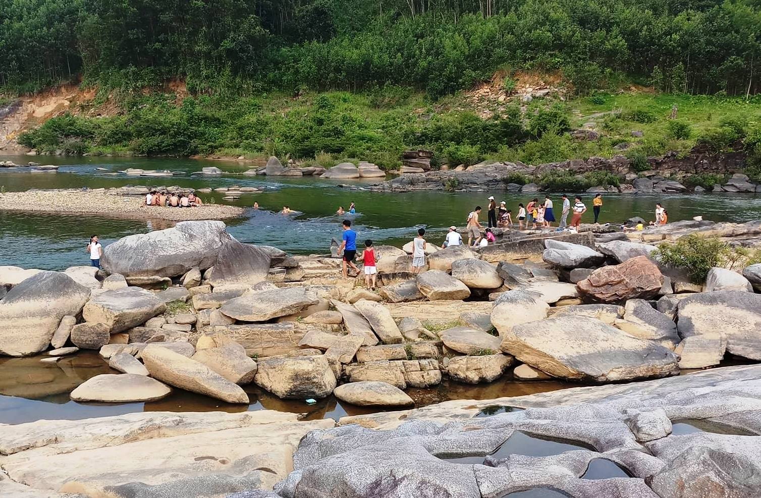 Địa điểm Lò Thung, nơi thu hút nhiều du khách nhưng lại có nhiều hố nước sâu nguy hiểm. Ảnh: PHAN VINH