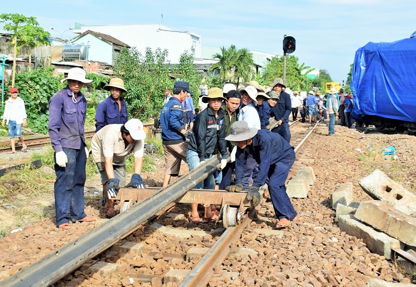 Nhân viên đường sắt đang nỏ lực sửa lại đường ray. Ảnh: THANH THẮNG