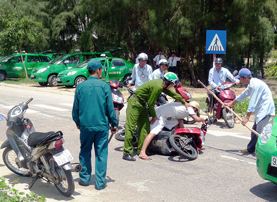 Lực lượng chức năng ở Hội An khống chế một đối tượng sử dụng ma túy trái phép. Ảnh: ĐỖ HUẤN