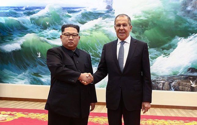 Ngoại trưởng Nga Sergey Lavrov (phải) gặp gỡ nhà lãnh đạo CHDCND Triều Tiên Kim Jong-un. Ảnh: AFP/Getty Images
