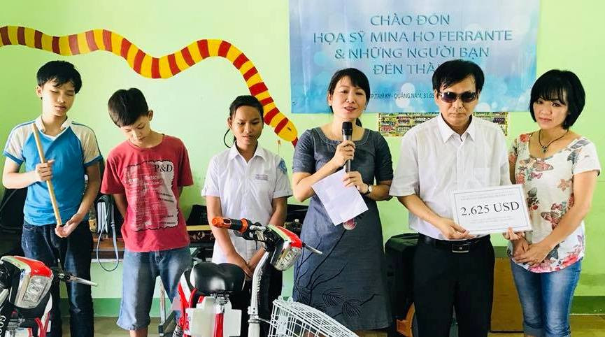 Họa sĩ Mina Ho Ferrante (bìa phải) tặng quà cho Trung tâm Hướng Dương Việt.