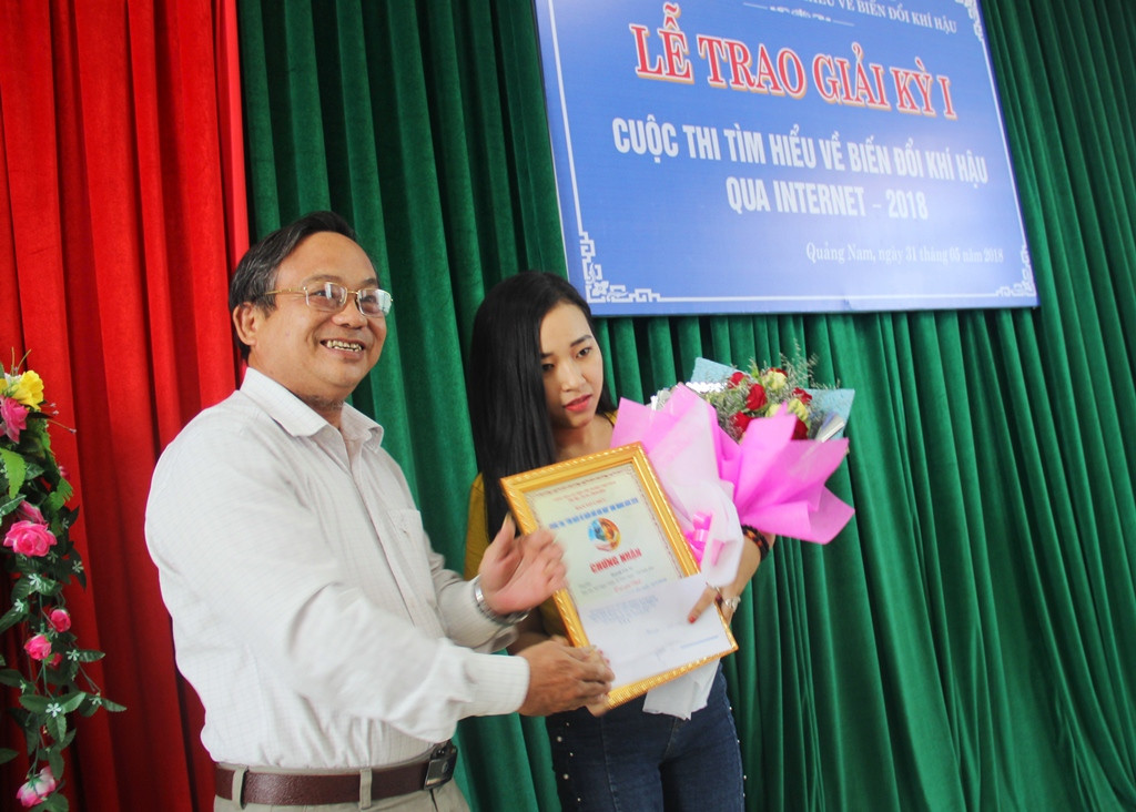 Phó giám đốc Sở TT-TT Võ Văn Thơ trao giải Nhất cho thí sinh Huỳnh Yến Vi. Ảnh: ALĂNG NGƯỚC 