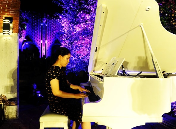 Thiếu nhi Piano TP. Hội An giao lưu cùng với nghệ sỹ Micangelo Ferrante . Ảnh: MINH HẢI