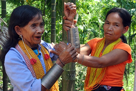 Phụ nữ Ca Dong với trang sức bằng bạc đeo ở cổ tay.