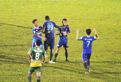 Các đồng đội chia vui với Thanh Hưng sau khi anh ghi bàn mang về chiến thắng cho đội nhà. Ảnh: T.V