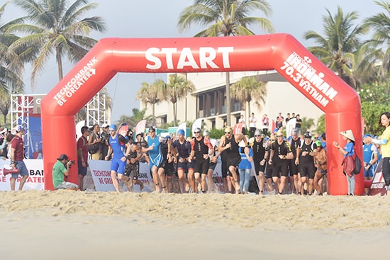 Xuất phát cuộc đua Techcombank IRONMAN 70.3 Việt Nam 2018 tại biển Đà Nẵng ngày 13.5 vừa qua