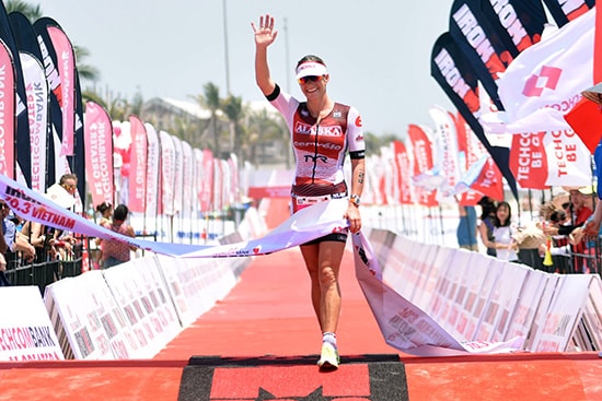 VĐV Caroline Steffen, Mỹ từng 2 lần quán quân IRONMAN 70.3 Việt Nam 2015&2016, đã xuất sắc đoạt  quán quân nữ IRONMAN 70.3 Việt Nam 2018 sau khi sinh em bé hơn 1 năm.