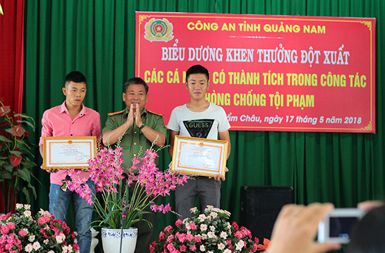 Công an tỉnh khen thưởng cho hai thanh niên Lê Hồng Phong và Đoàn Ngọc Dương. Ảnh: P.N