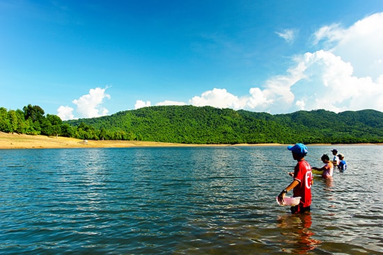 Câu cá trên hồ Phú Ninh. Ảnh: PHƯƠNG THẢO