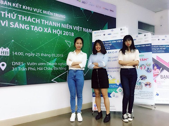 Thu Phương (giữa) và hai thành viên khác trong nhóm dự án C-IT tại cuộc thi VYSI Challenge 2018 khu vực miền Trung.