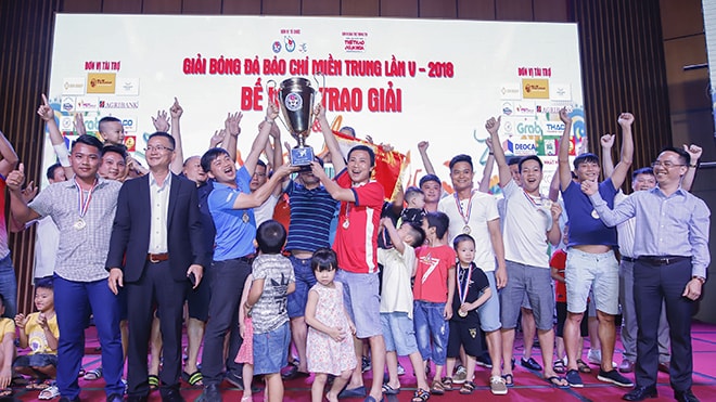 Ban tổ chức trao Cúp vô địch cho FC Báo chí Thanh Hóa. 