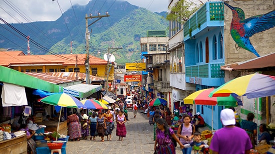 Người dân thị trấn  San Pedro La Laguna, Guatemala từ bỏ thói quen sử dụng túi ny lon góp phần bảo vệ môi trường. Ảnh: tarnmoor