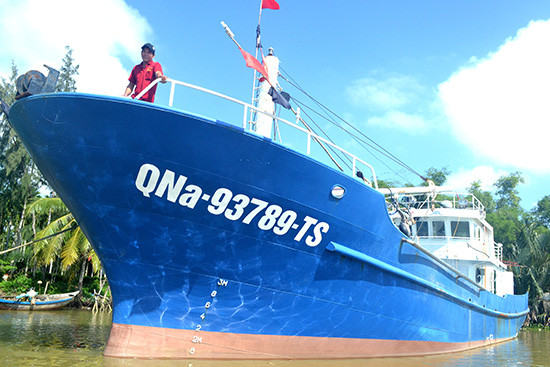 Ngư dân Phạm Hiên - chủ tàu vỏ thép QNa-93789 đã quay lại sản xuất với nghề cũ là lưới Bạc Liêu.Ảnh: Q.V