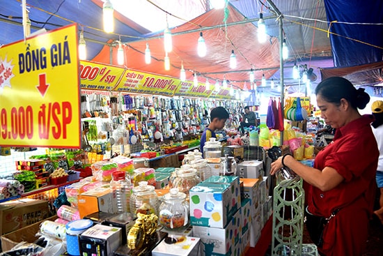 Ít ỏi người tiêu dùng mua sắm tại hội chợ thương mại Thăng Bình 2018. Ảnh: V.NGUYỄN