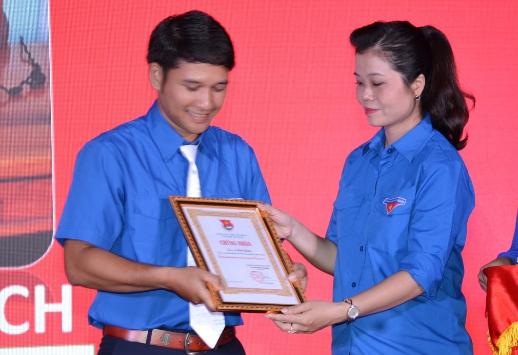 Đồng chí Phạm Thị Thanh - Bí thư Tỉnh đoàn biểu dương, khen thưởng 30 gương thanh niên tiên tiến.