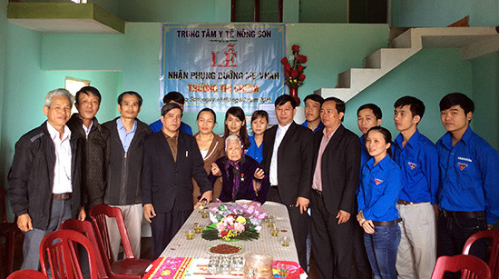 Trung tâm Y tế huyện Nông Sơn tổ chức lễ nhận phụng dưỡng Bà mẹ Việt Nam anh hùng trên địa bàn huyện. Ảnh: T.T.Y.T