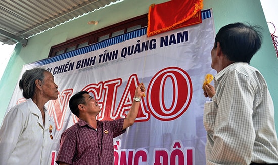 Đại diện Hội Cựu chiến binh tỉnh tổ chức bàn giao nhà “Nghĩa tình đồng đội” cho nữ thương binh Nguyễn Thị Mười. Ảnh: V.A