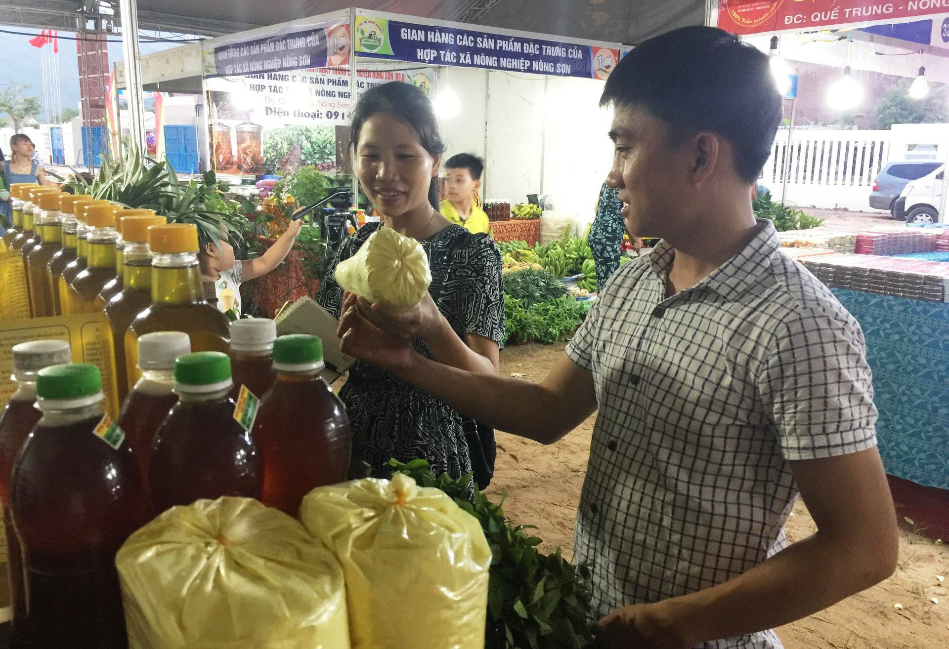 Các hợp tác xã của những địa phương đến tham gia triển lãm và hội trợ trưng bảy những sản phẩm mới. Ảnh: PHAN VINH