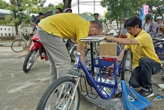 Mỗi chiếc xe lăn này có giá 4 triệu đồng