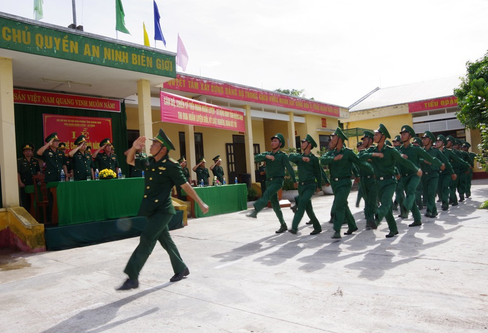Các chiến sỹ mới duyệt đội ngũ tại lễ tuyên thệ HỒNG ANH