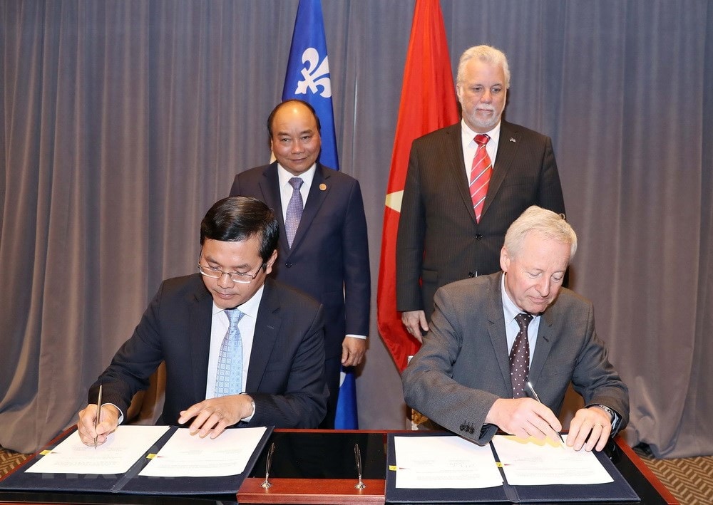 Thủ tướng Nguyễn Xuân Phúc và Thủ hiến bang Quebec Philippe Couillard chứng kiến lễ ký Tuyên bố chung về Giáo dục Đại học giữa Bộ Giáo dục và Đào tạo Việt Nam và Bộ Giáo dục và Đại học Quebec. (Ảnh: Thống Nhất/TTXVN)