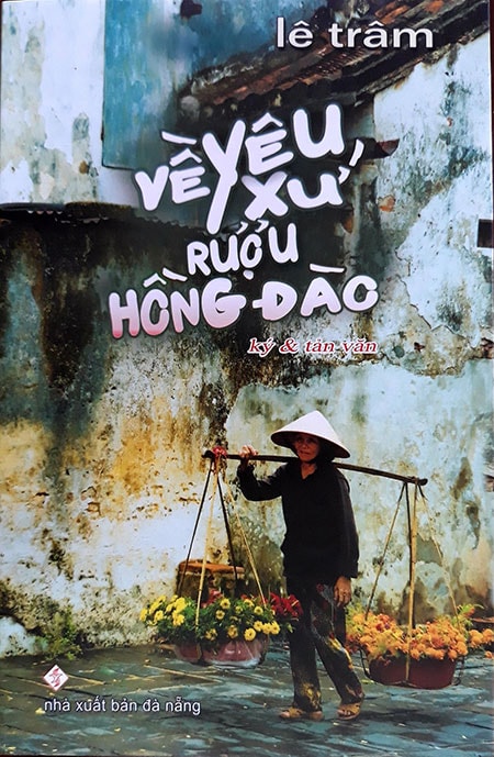 Tập sách “Về yêu xứ rượu Hồng Đào”.