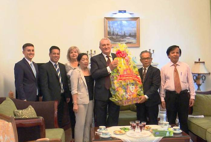 Ông Hoàng Châu Sinh tặng quà cho Tổng Lãnh sự Nga tại Đà Nẵng. Ảnh: Q.T