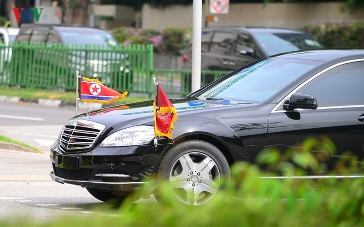 Vào khoảng 15h chiều 10/6 (giờ Singapore), máy bay chở nhà lãnh đạo Triều Tiên Kim Jong-un hạ cánh xuống Singapore.