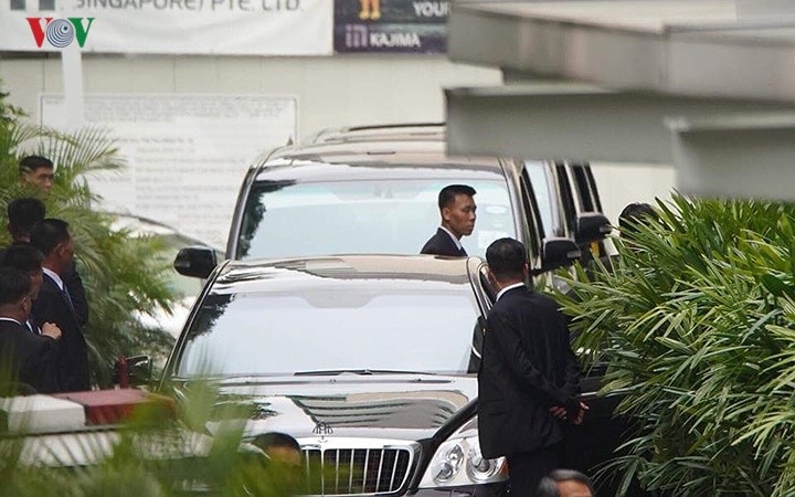 Dàn vệ sỹ quây kín xe chở nhà lãnh đạo Kim Jong-un.