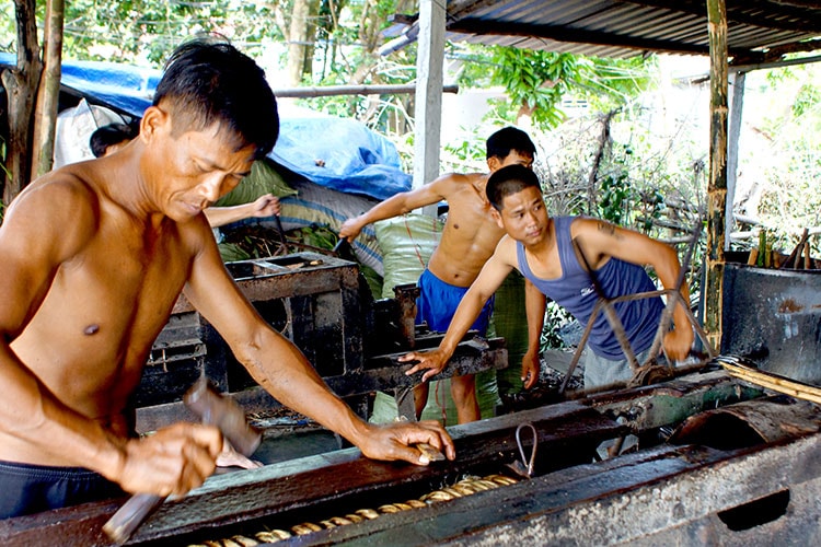 Sau đó cho vào những khuôn tròn bằng tre và đưa vào máy ép.