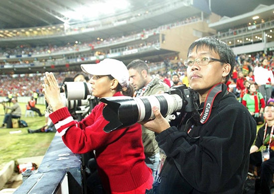  Đỗ Hùng tác nghiệp trong một trận đấu World Cup 2010 tại Nam Phi. Ảnh: Đ.H