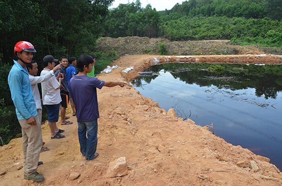 Bờ đập ngăn nước thải, nước rỉ rác tại khu xử lý rác thải Tam Xuân 2 khá tạm bợ.Ảnh: TRẦN HỮU