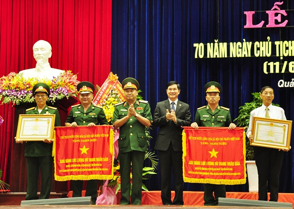 Thiếu tướng Đoàn Kiểu cùng Bí thư Tỉnh ủy Nguyễn Ngọc Quang