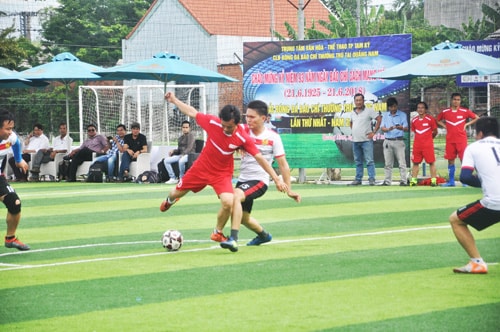 Những pha tì đè khá chuyên nghiệp của các cầu thủ Câu lạc bộ Bóng đá phóng viên báo Trung ương tại Quảng Nam. Ảnh: T.V