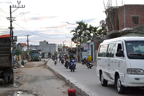 Người tham gia giao thông qua đoạn mới hình thành nửa mặt đường trên ĐT609 dễ xảy ra tai nạn. Ảnh: C.T