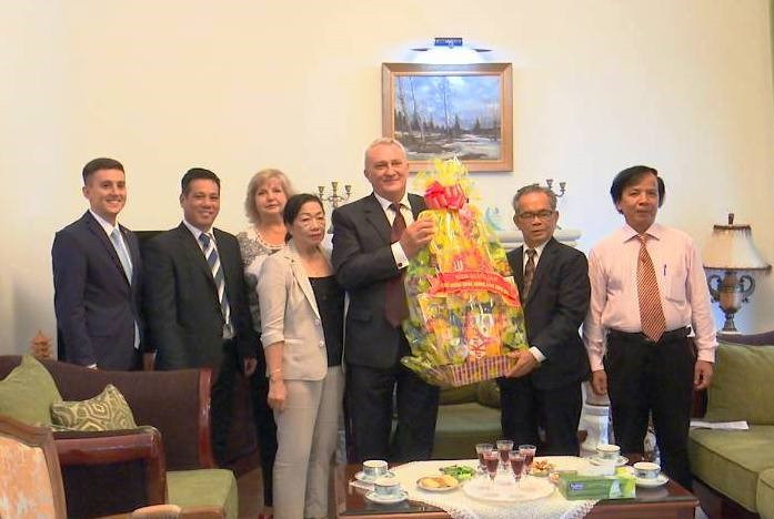 Mr. Hoang Chau Sinh (Vice Chairman of the Quang Nam Union of Friendship Organizations) sends a gift to Russian Consul General in Da Nang city.