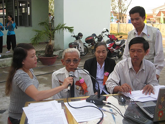 Một chương trình phát thanh trực tiếp do ê kíp Đài Truyền thanh truyền hình Núi Thành tự sản xuất. Ảnh: T.C